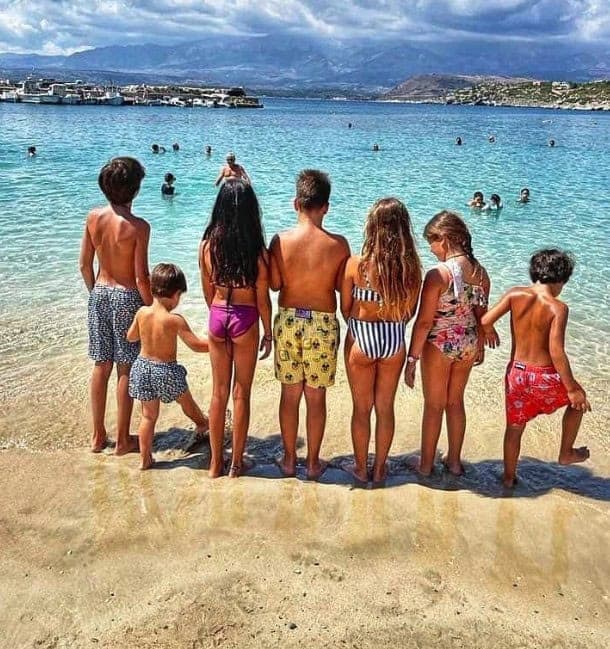 Ντόρα Μπακογιάννη: Χαμογελά ξανά μετά τον καρκίνο στο αίμα, οι στιγμές στην Κρήτη και οι βουτιές με τα εγγόνια της