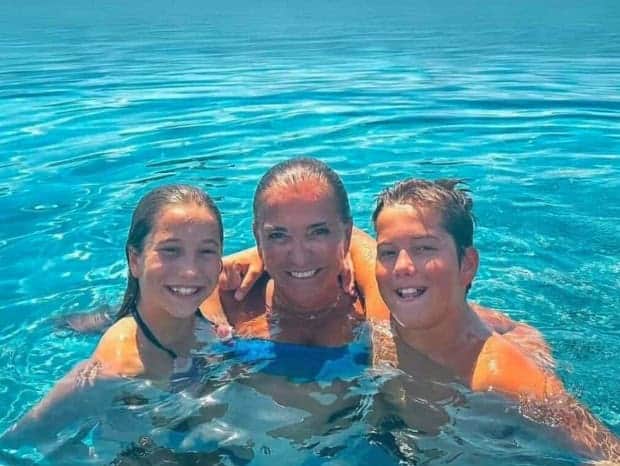 Ντόρα Μπακογιάννη: Χαμογελά ξανά μετά τον καρκίνο στο αίμα, οι στιγμές στην Κρήτη και οι βουτιές με τα εγγόνια της