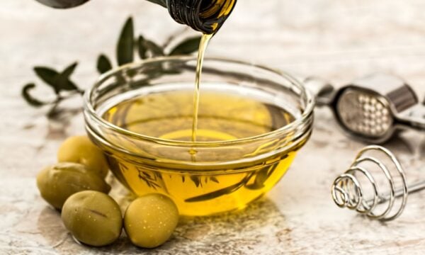 Έρευνα του Yale αποκαλύπτει πως το ελαιόλαδο ενισχύει το υγιές εντερικό μικροβίωμα