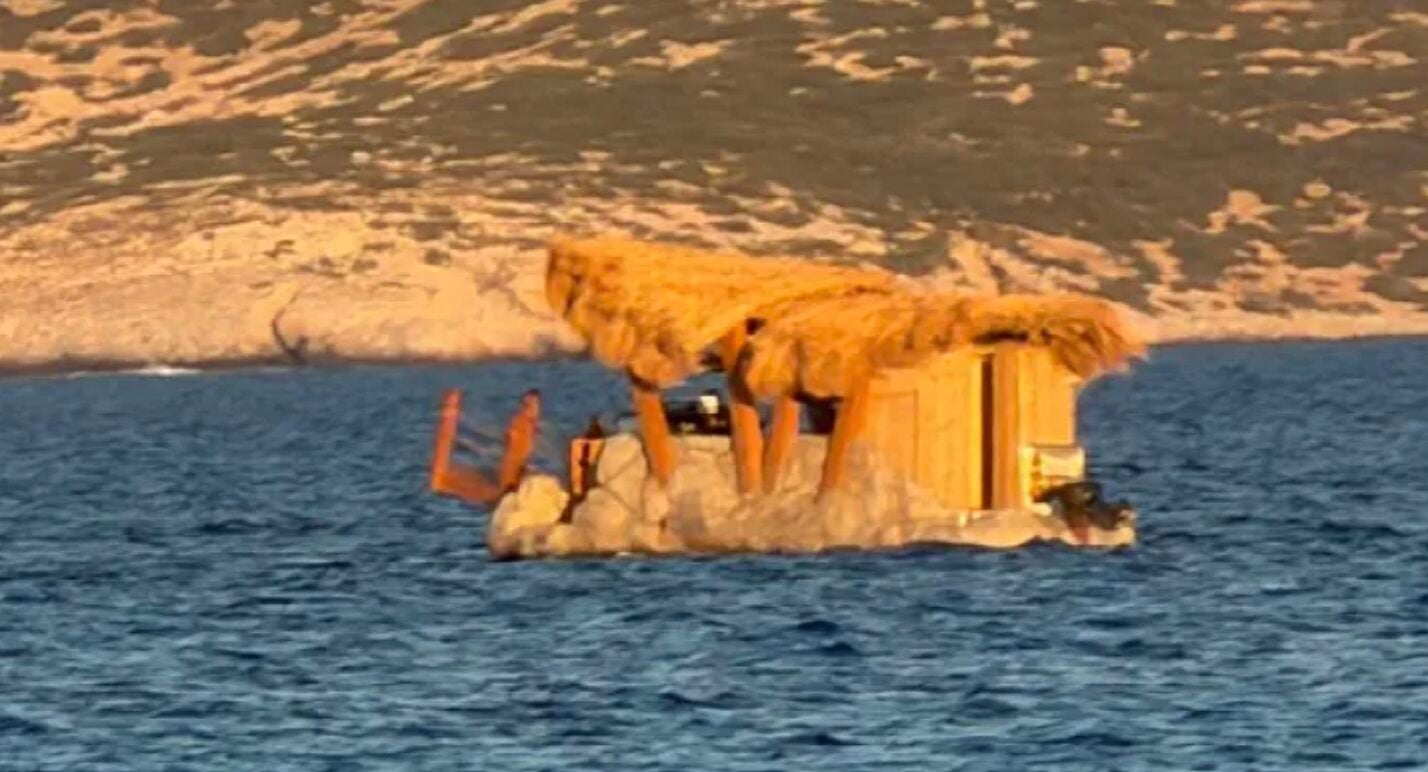 Πλωτή καντίνα σε περιοχή Natura στα Κουφονήσια: συνελήφθη ο άνθρωπος που την έφτιαξε