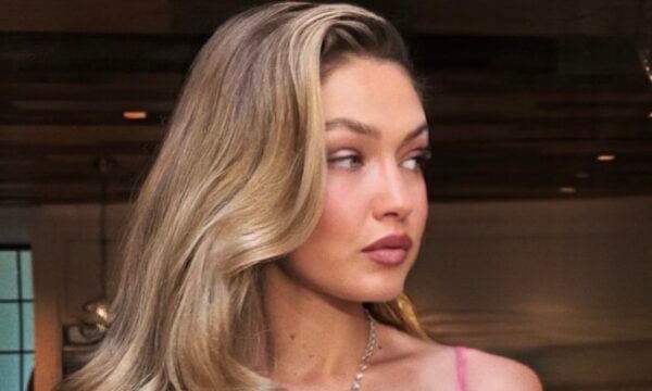 Τζίτζι Χαντίντ: Καλοκαιρινός οδηγός για outfits σε μία της post