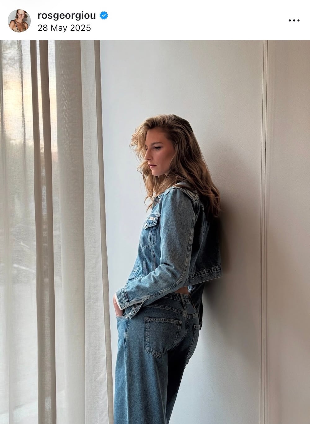 Ρος Γεωργίου επιλέγει το denim όταν βρίσκεται σε off duty mode