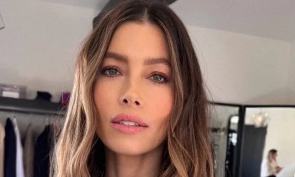 Jessica Biel: Το workout των 6 ασκήσεων που ακολουθεί στα 44 – Η απλή φόρμουλα για γράμμωση σε όλο το σώμα