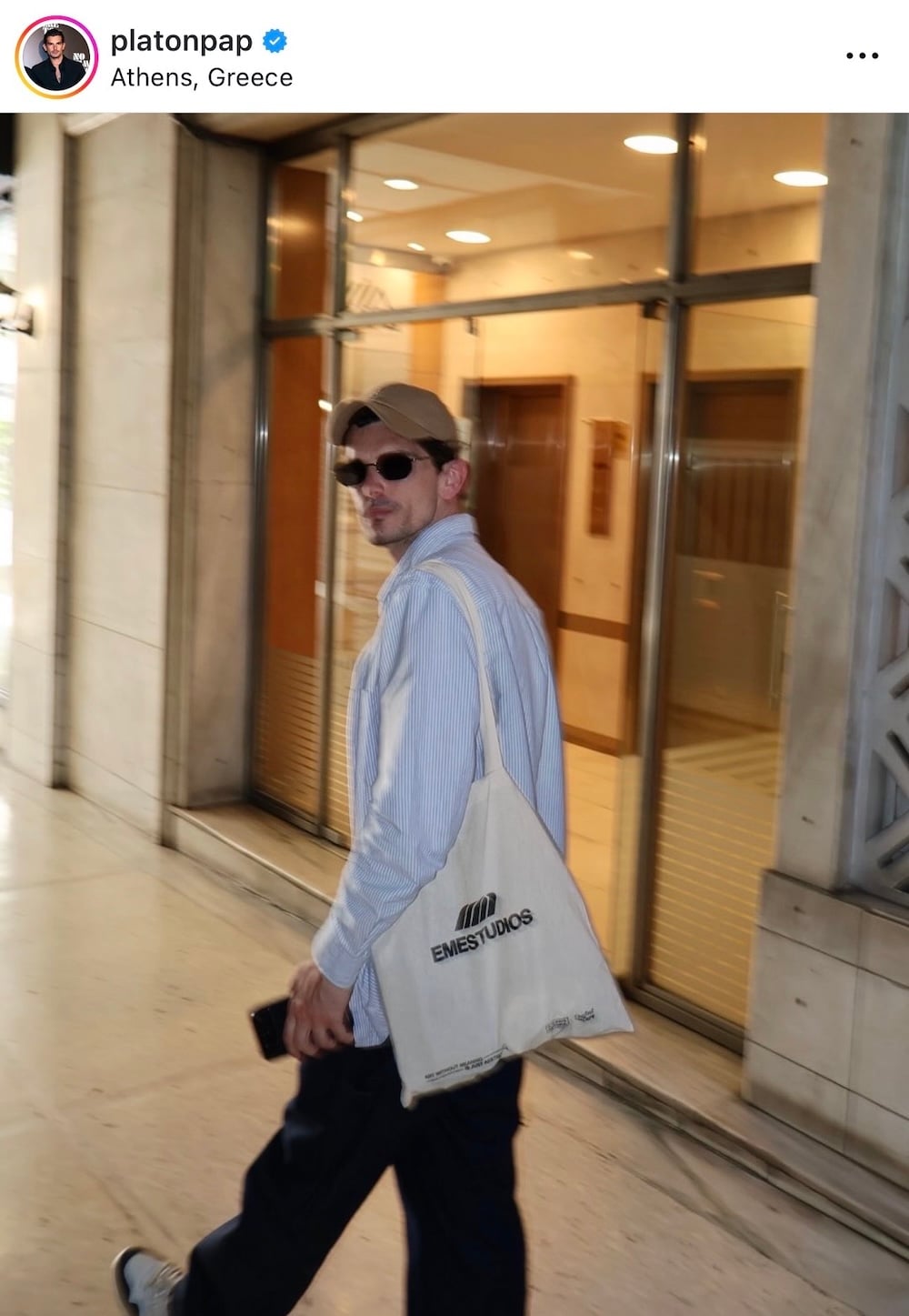 Πλάτωνας Παπαγιαννόπουλος: fashion worker με ολοκληρωμένο επιμελημένο look