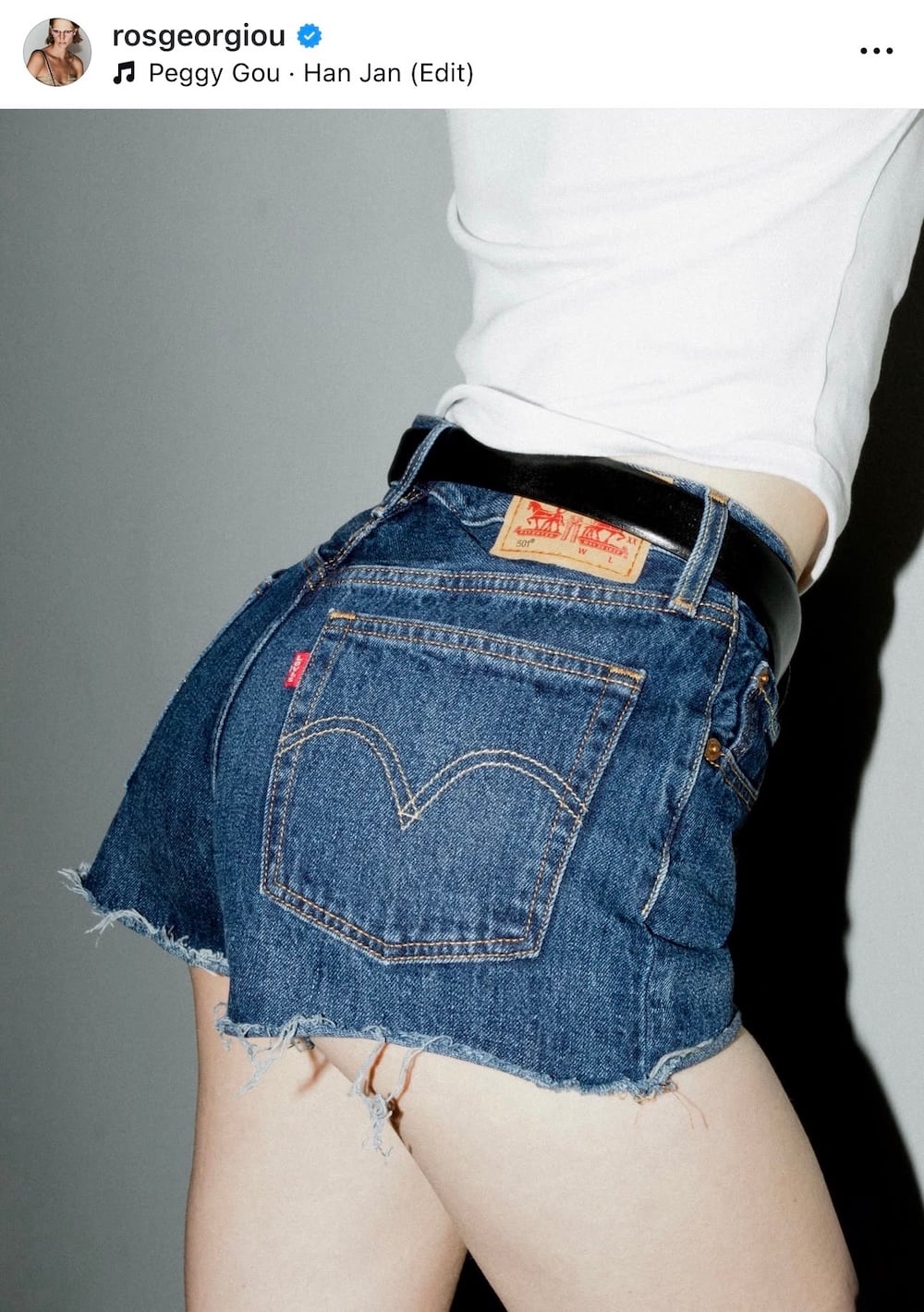 Ρος Γεωργίου επιλέγει το denim όταν βρίσκεται σε off duty mode