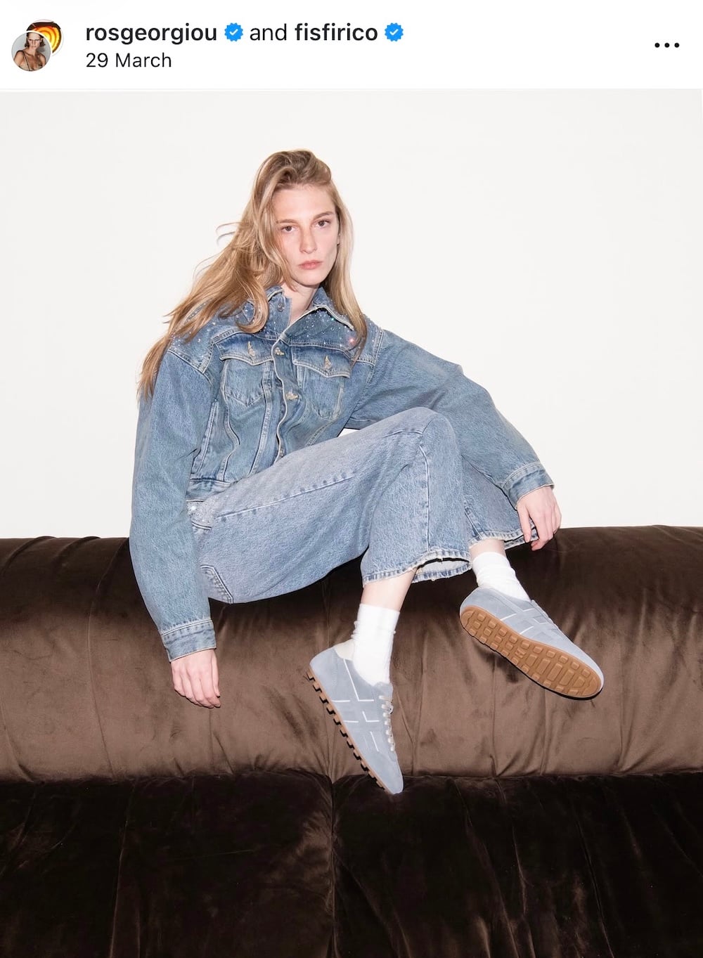 Ρος Γεωργίου επιλέγει το denim όταν βρίσκεται σε off duty mode