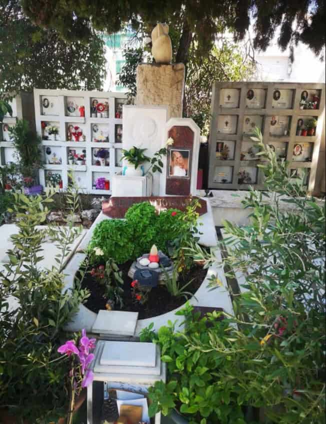 Γιάννης Παπαμιχαήλ στο μνήμα της Βουγιουκλάκη μία ημέρα μετά το μνημόσυνο: «Για άλλη μια χρονιά ήρθα κοντά σου…»