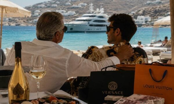 Πρώην παίκτης ριάλιτι ξεπουπουλιάζει πασίγνωστο εφοπλιστή στη Μύκονο: Χιλιάδες ευρώ για τα μάσκουλά του