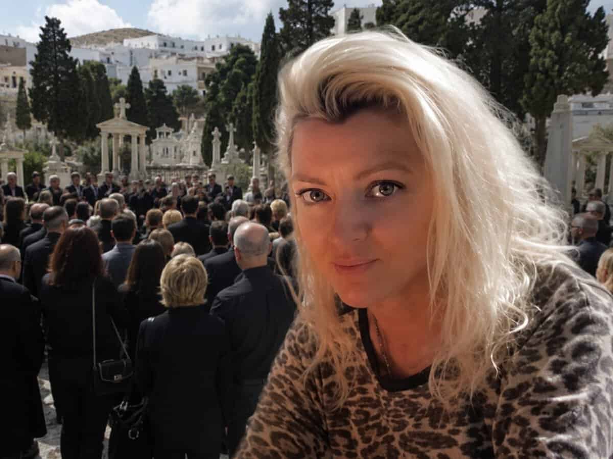 Το τελευταίο «αντίο» στη διασώστρια στη Σύρο: Σπαράζουν τα δύο ανήλικα παιδιά της και ο σύζυγος – Το κοριτσάκι με λευκά και ο γιος με…