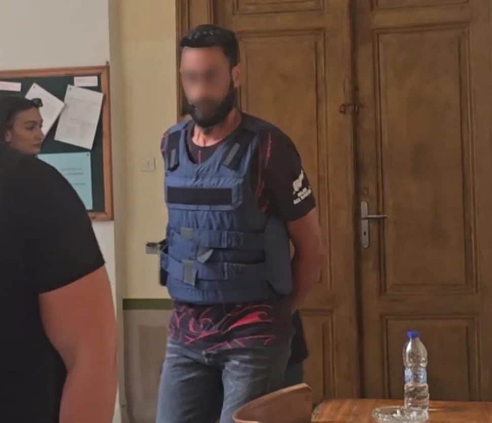 Σύρος: Η Βάγγυ πήγε να σκοτώσει τη γυναίκα του εργολάβου; Σε κατ’ οίκον περιορισμό ο 41χρονος, ελεύθερη με περιοριστικούς η σύζυγός του