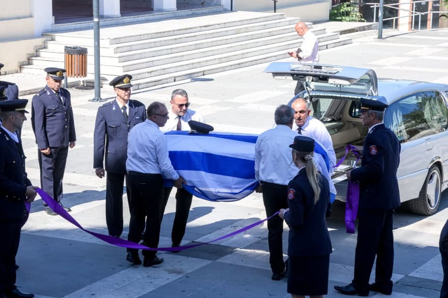 Κωνσταντίνος Λαιμοδέτης: Θρήνος στην κηδεία του 27χρονου πυροσβέστη στο Αγρίνιο, με τιμές ήρωα το τελευταίο αντίο (φωτο)