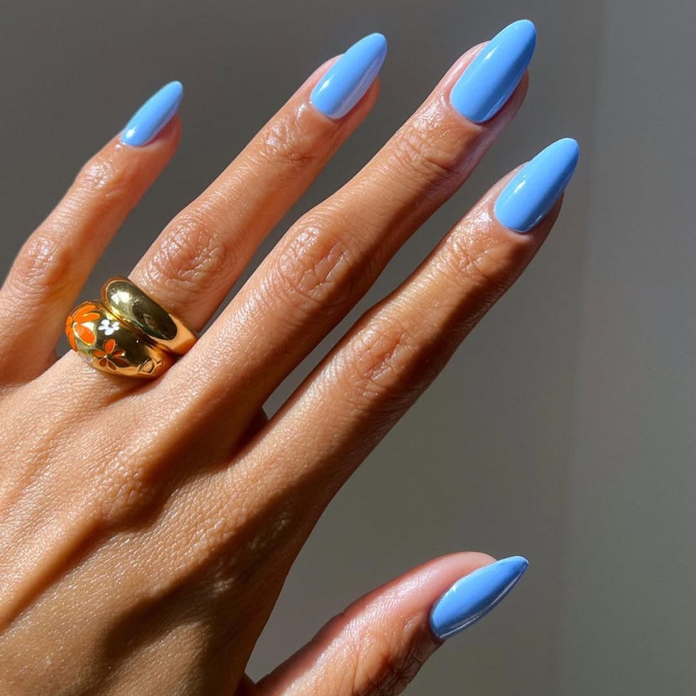 Sky Blue nails: Η Τέιλορ Σουίφτ αγαπά την τάση στο μανικιούρ