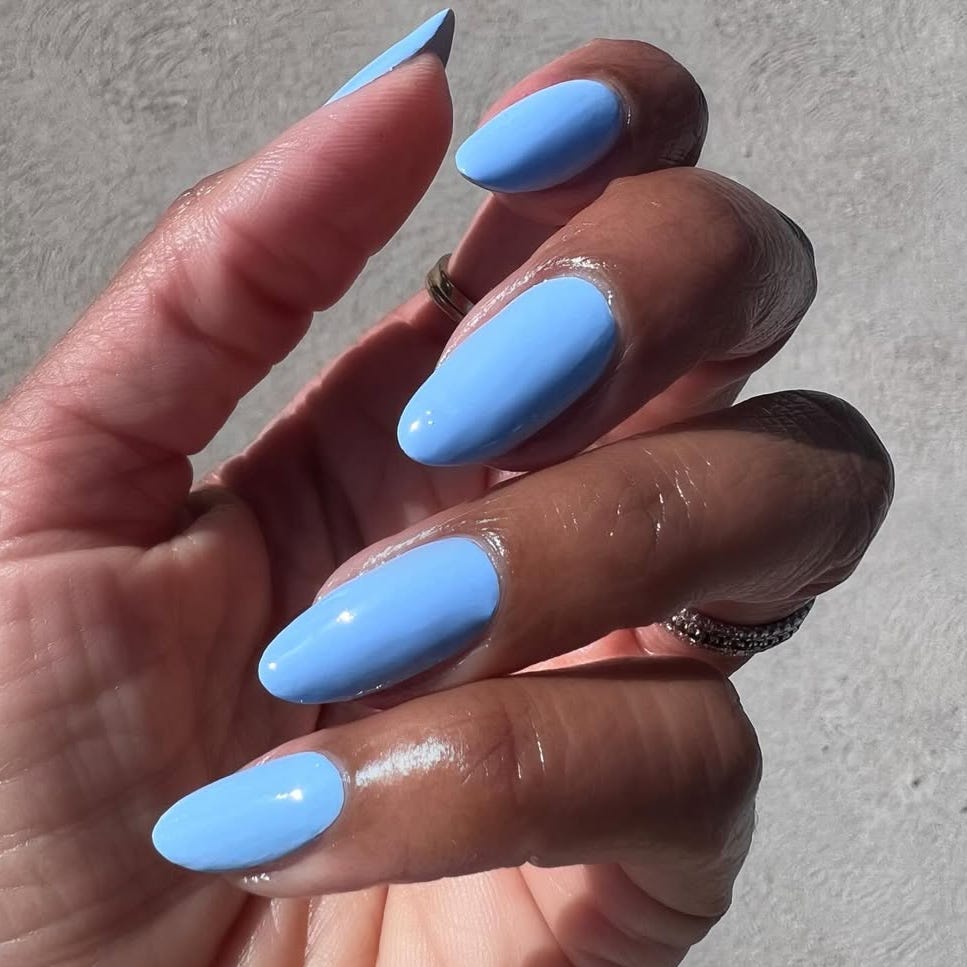 Sky Blue nails: Η Τέιλορ Σουίφτ αγαπά την τάση στο μανικιούρ