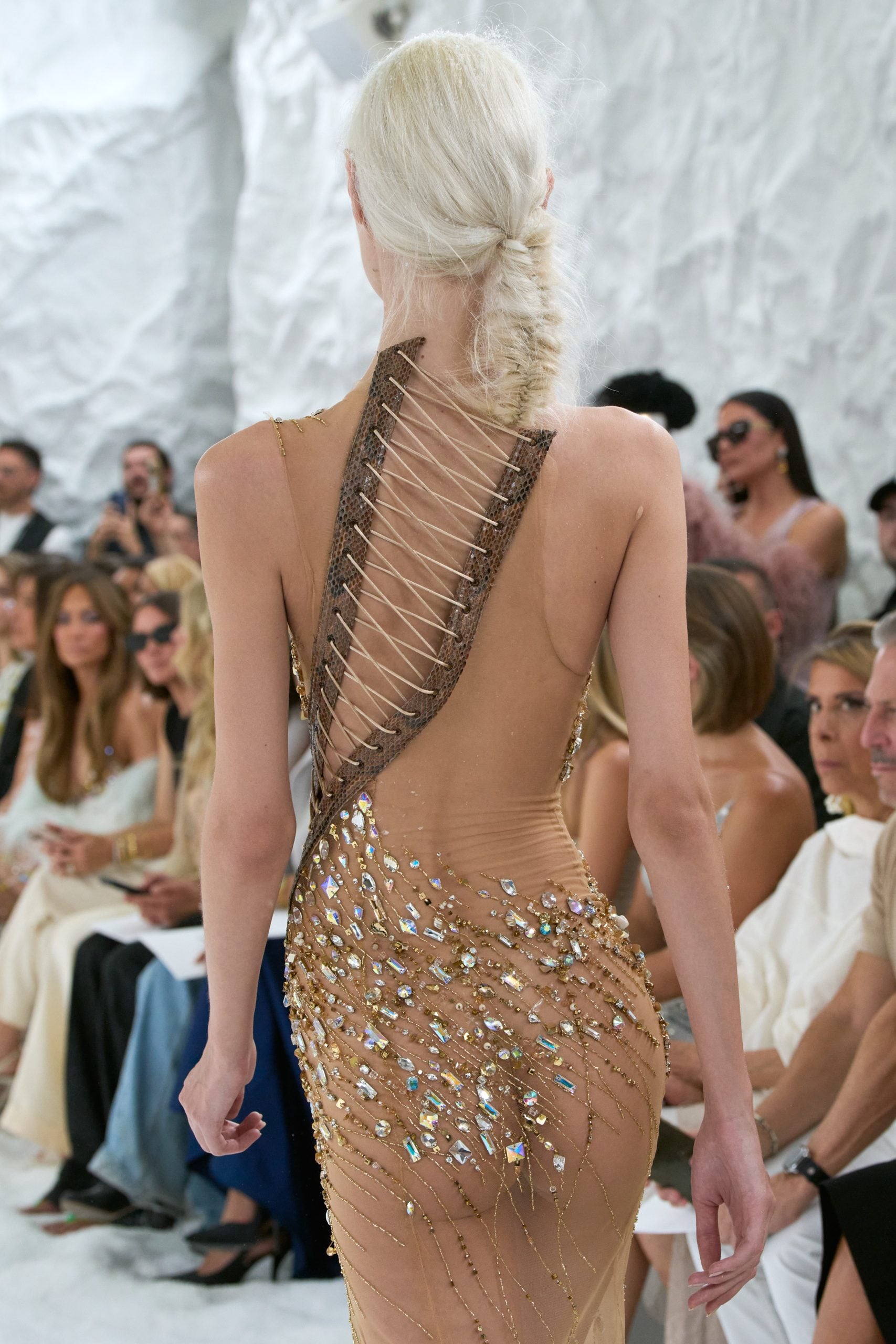 Frozen Eden: Η beauty τάση στο fashion show της Celia Kritharioti