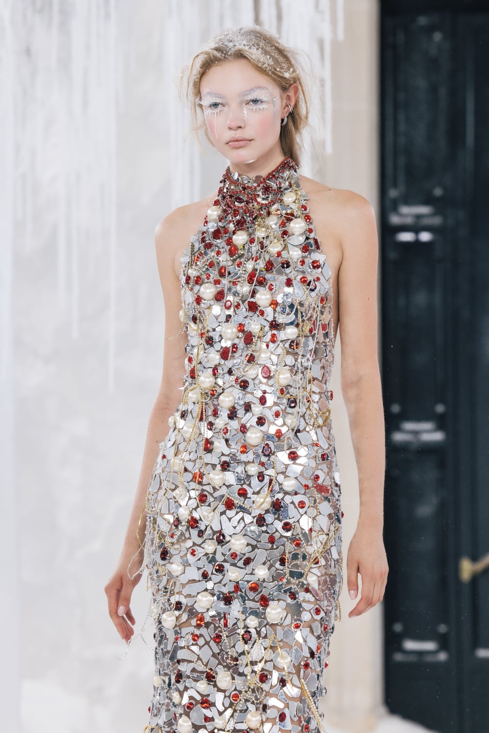 Frozen Eden: Η beauty τάση στο fashion show της Celia Kritharioti