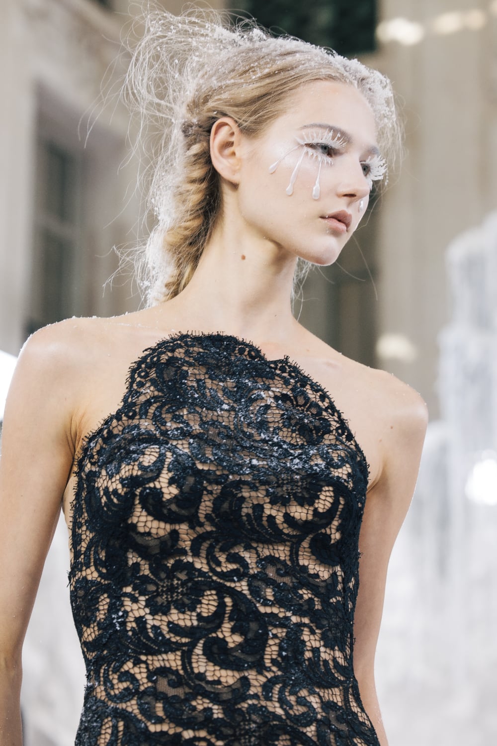 Frozen Eden: Η beauty τάση στο fashion show της Celia Kritharioti
