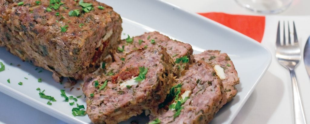 Ρολό κέικ με λιαστές ντομάτες και φέτα