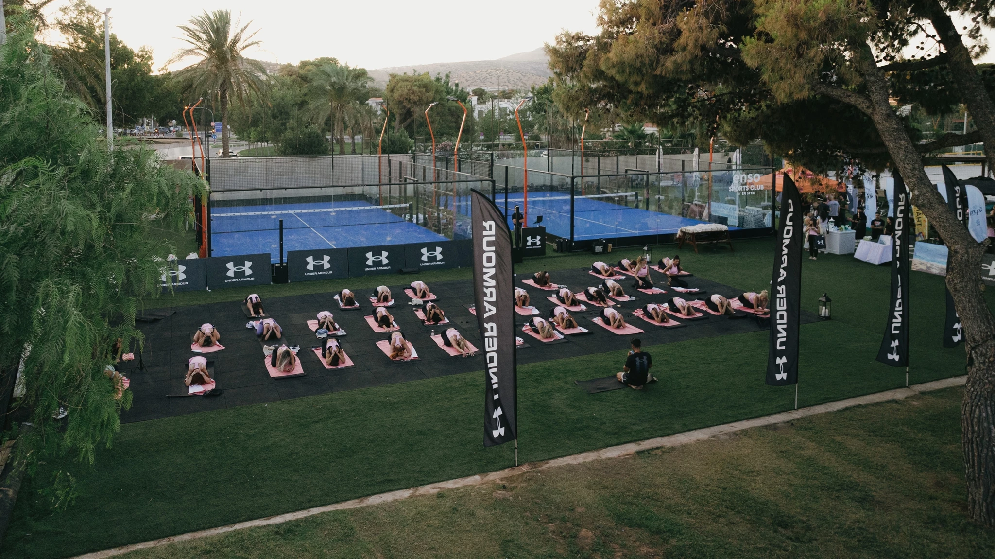Under Armour στη Βάρκιζα: Yoga στη θάλασσα με φόντο το ηλιοβασίλεμα