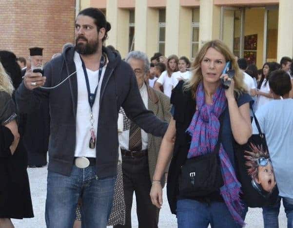 Κηδεία Λορέντζου Καριέρε: Θρήνος έξω από τον καθολικό ναό του Αγίου Ιωάννου στο Ψυχικό – Η παράκληση της οικογένειας