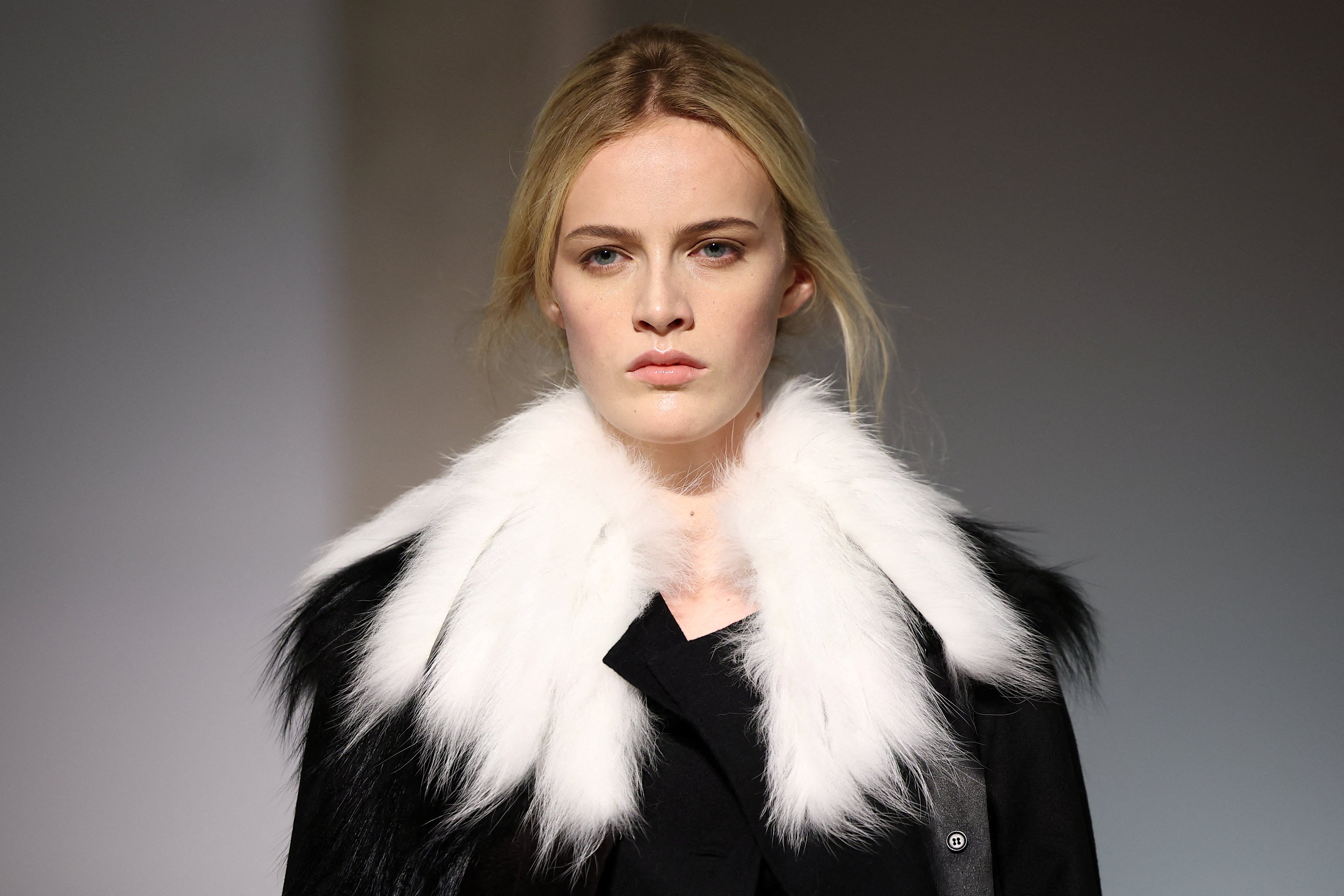Fendi Couture FW26: Τα ανεπιτήδευτα χτενίσματα που ξεχώρισαν στη νέα εποχή του ιταλικού οίκου