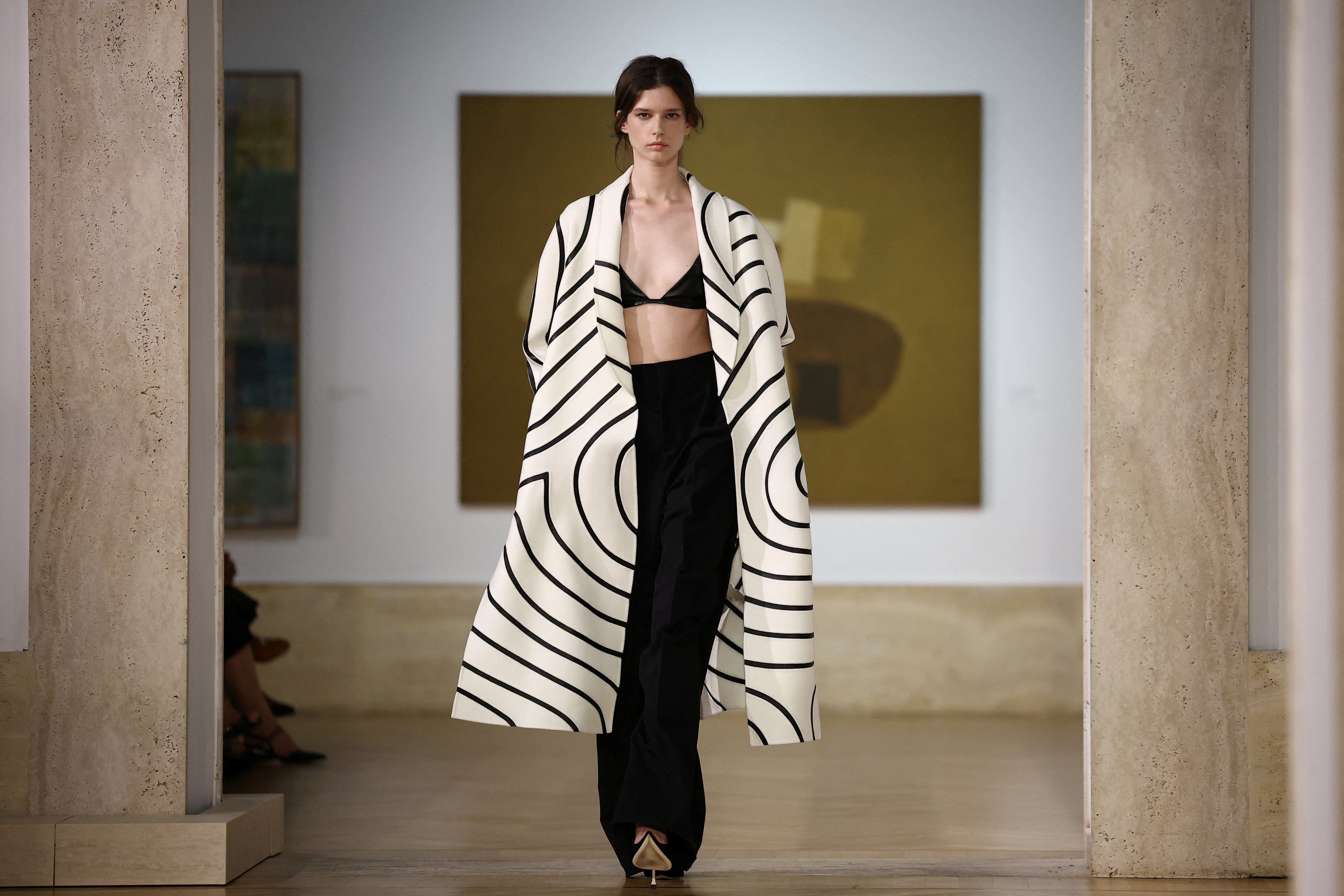 Fendi: Η Maria Grazia Chiuri παρουσίασε την πρώτη συλλογή υψηλής ραπτικής του οίκου στη Ρώμη
