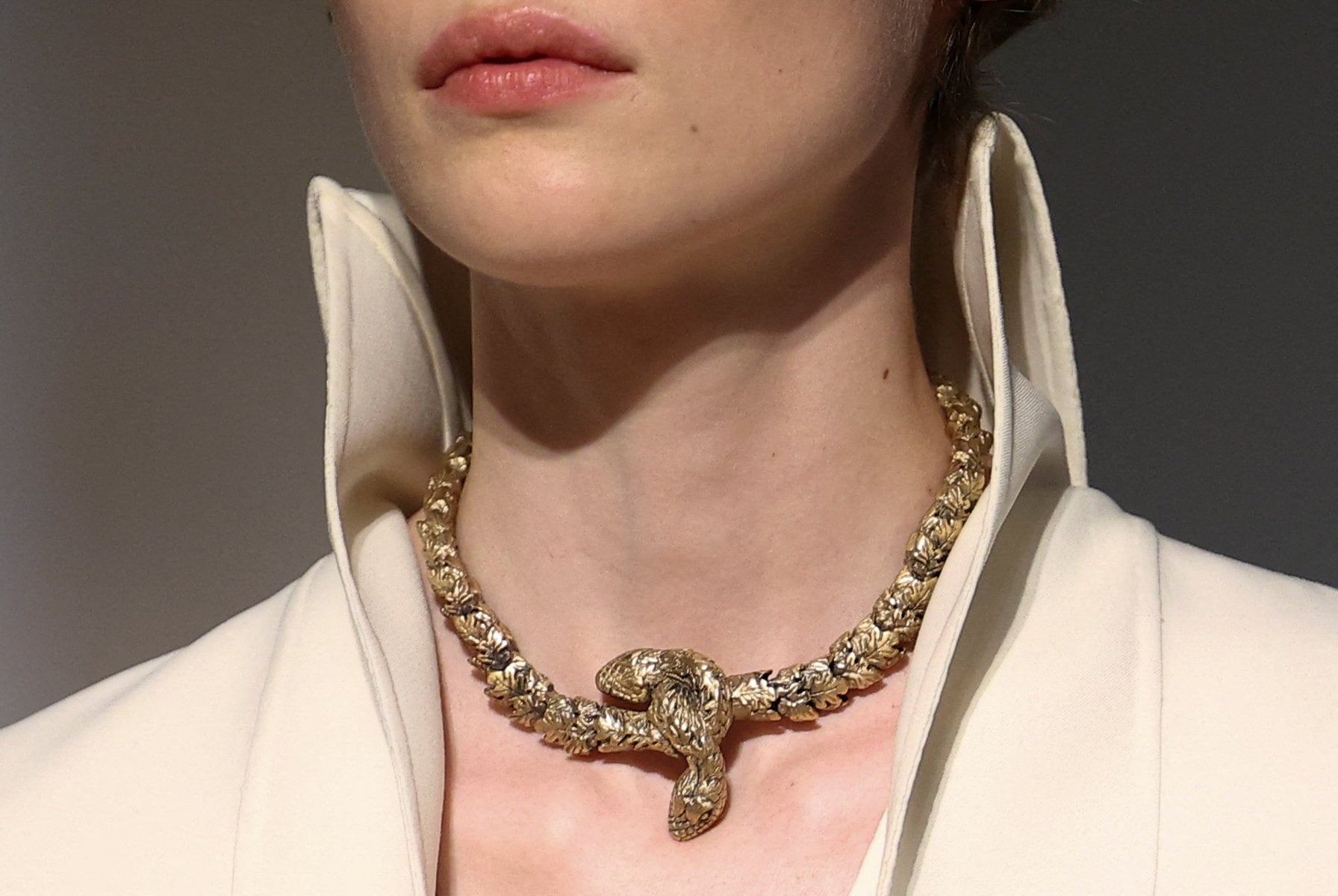 Fendi: Η Maria Grazia Chiuri παρουσίασε την πρώτη συλλογή υψηλής ραπτικής του οίκου στη Ρώμη