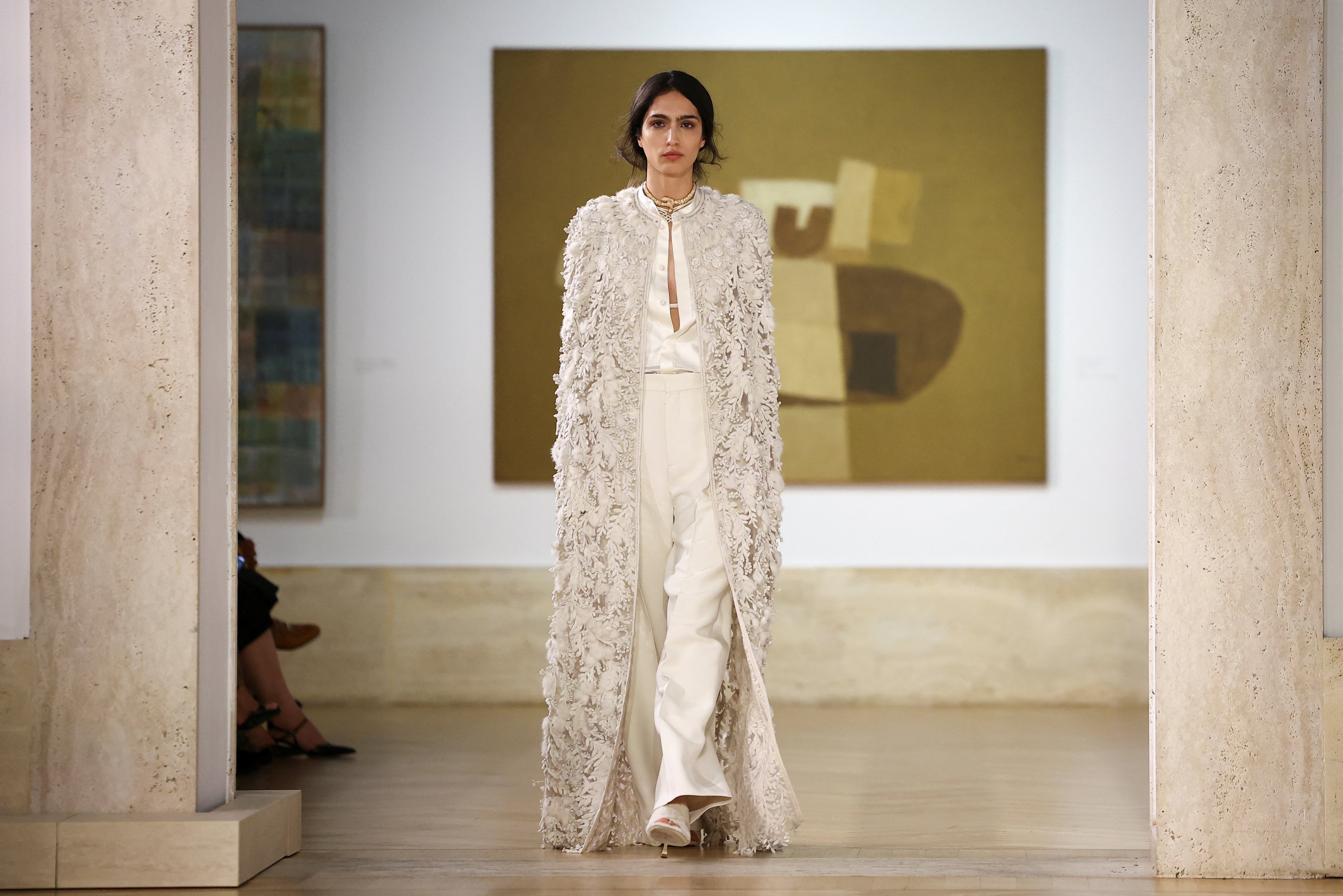 Fendi: Η Maria Grazia Chiuri παρουσίασε την πρώτη συλλογή υψηλής ραπτικής του οίκου στη Ρώμη