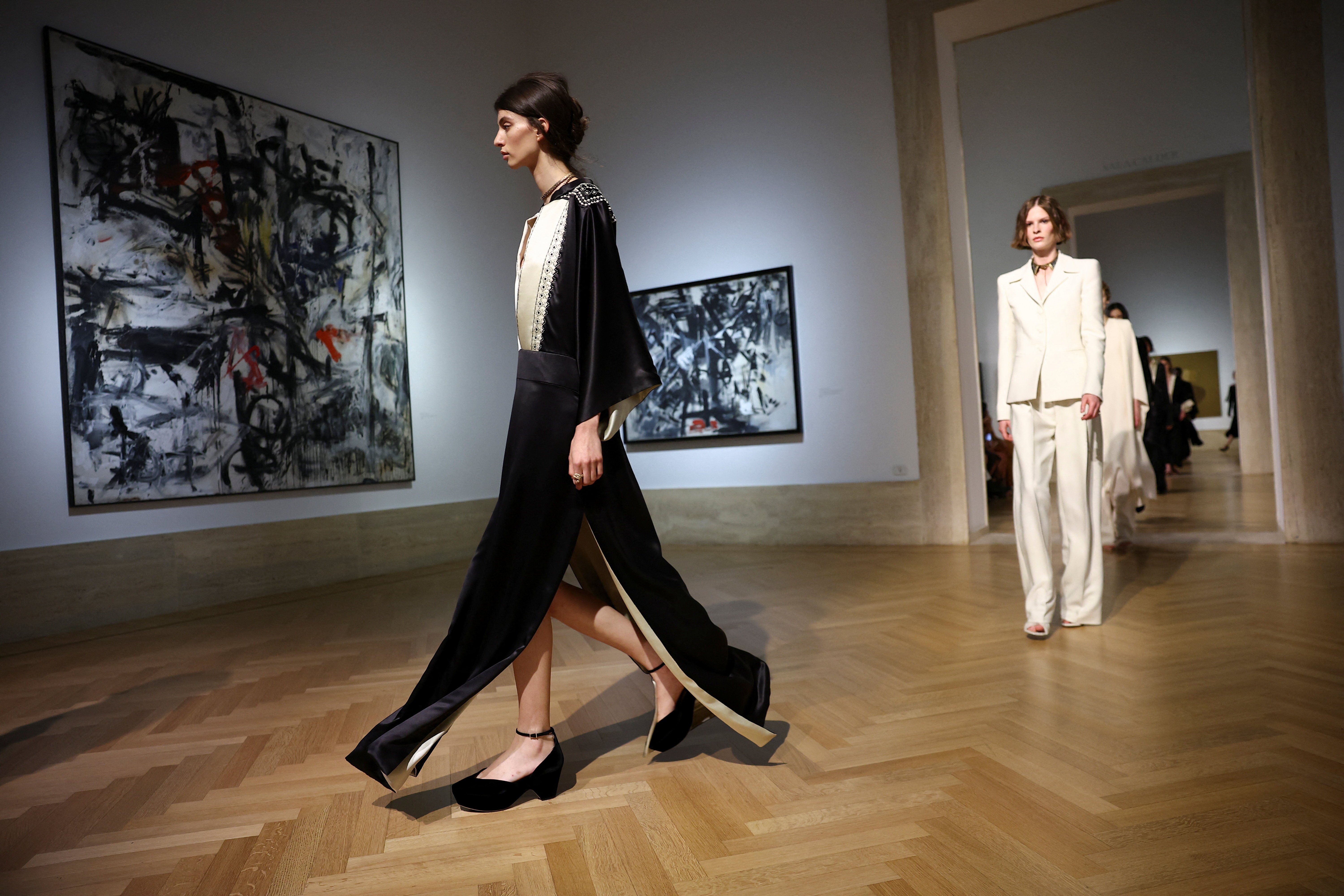 Fendi: Η Maria Grazia Chiuri παρουσίασε την πρώτη συλλογή υψηλής ραπτικής του οίκου στη Ρώμη