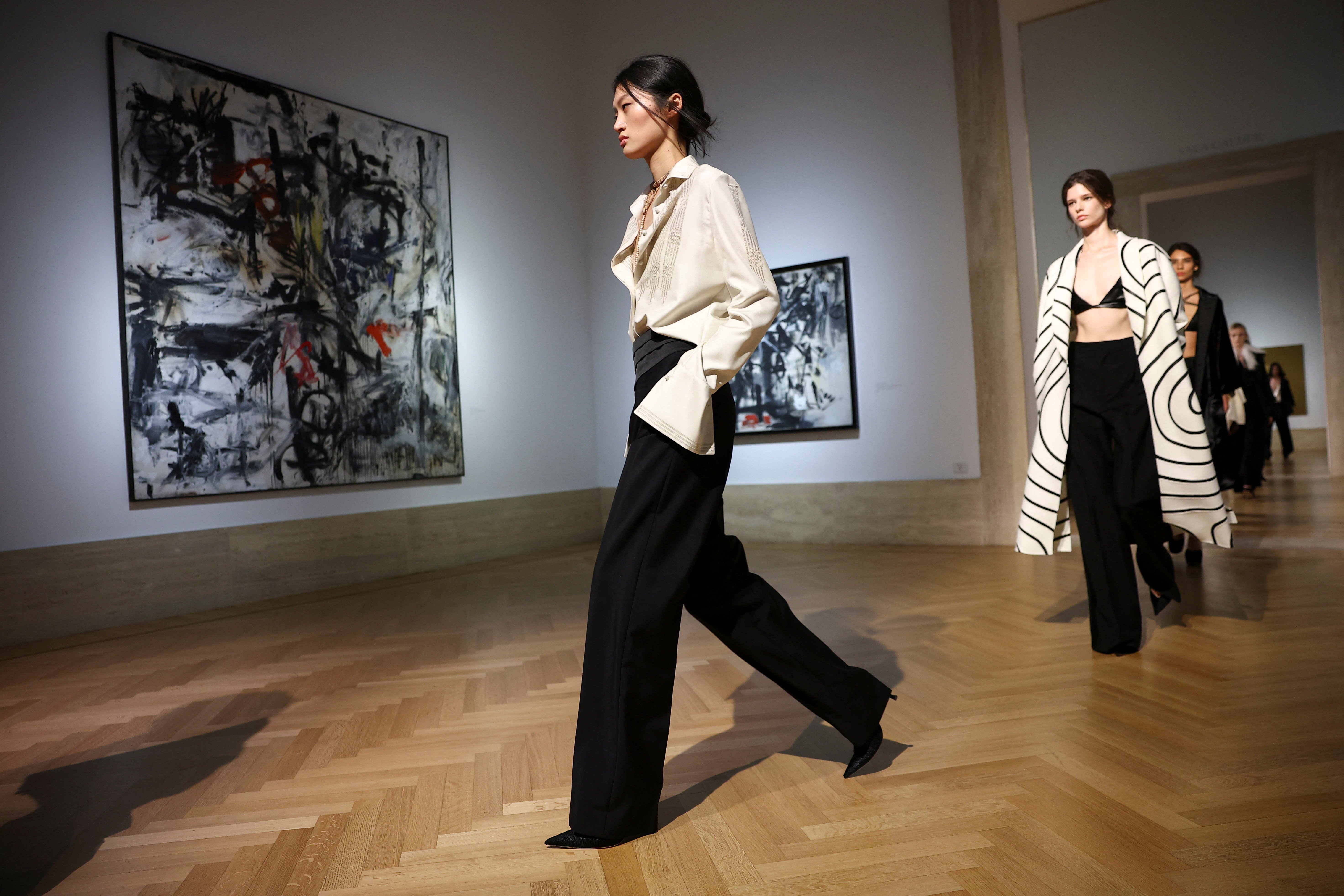 Fendi: Η Maria Grazia Chiuri παρουσίασε την πρώτη συλλογή υψηλής ραπτικής του οίκου στη Ρώμη