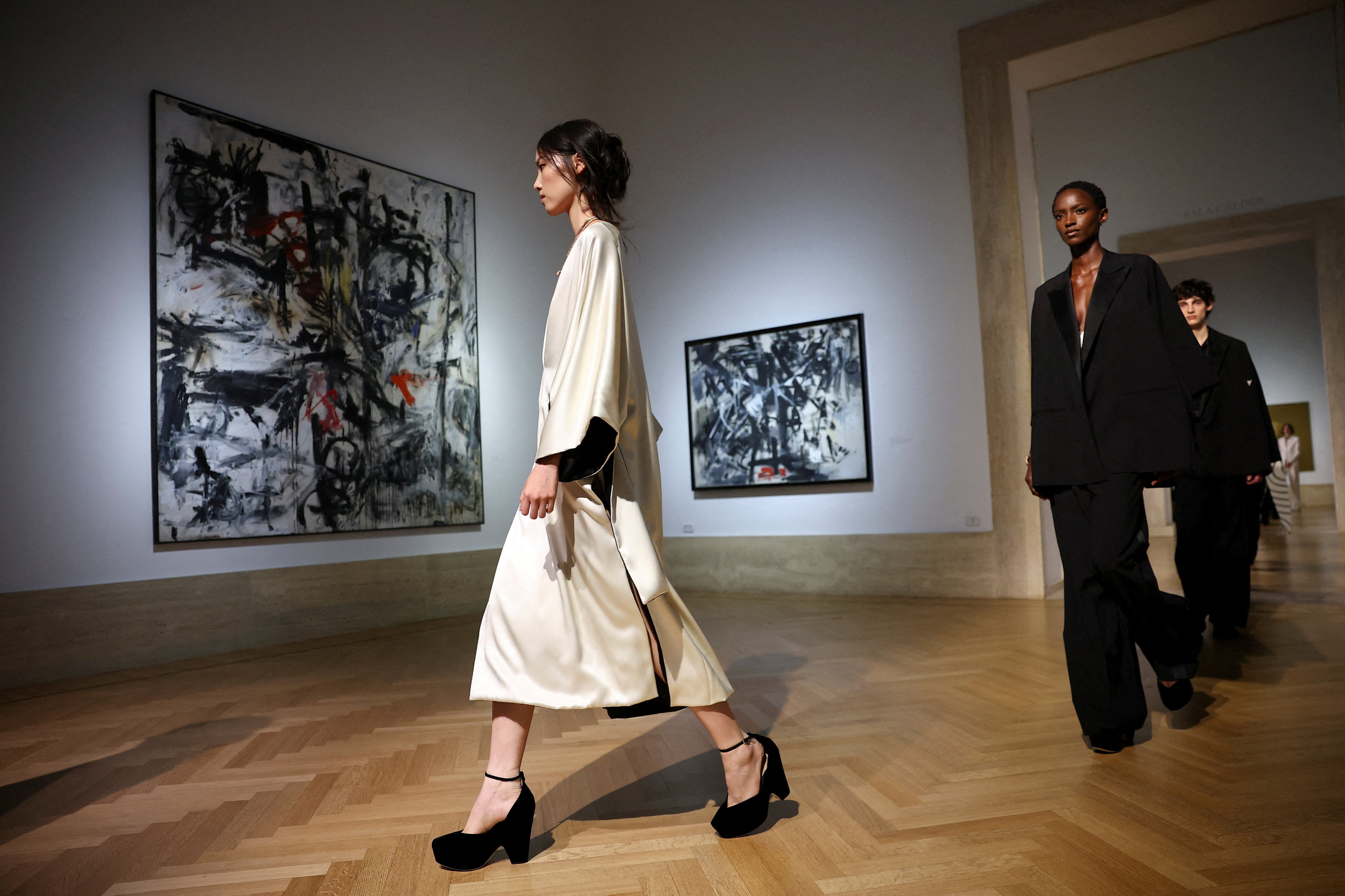 Fendi: Η Maria Grazia Chiuri παρουσίασε την πρώτη συλλογή υψηλής ραπτικής του οίκου στη Ρώμη