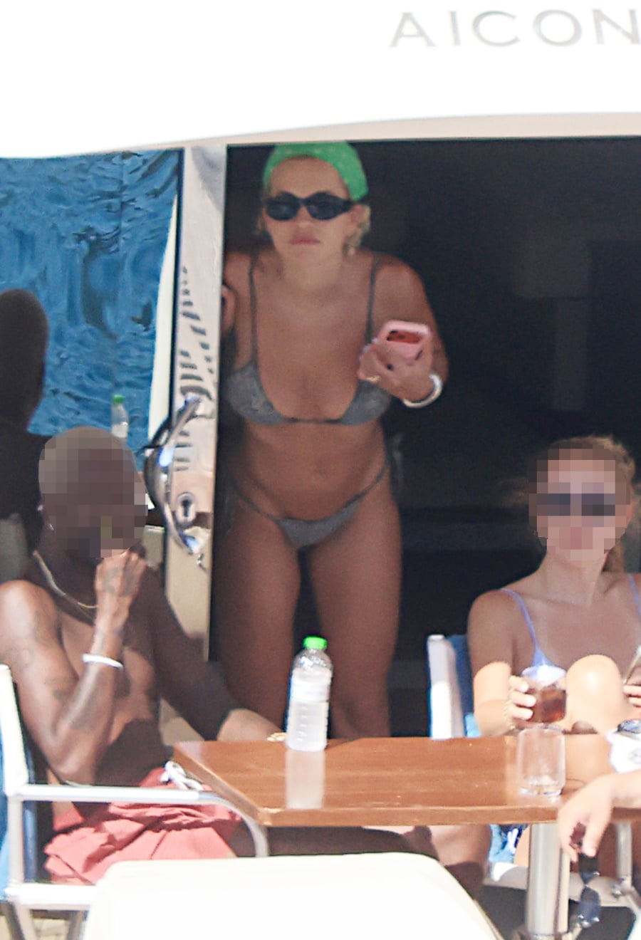 Rita Ora στη Μύκονο: Βόλτες με σκάφος και στιγμές χαλάρωσης
