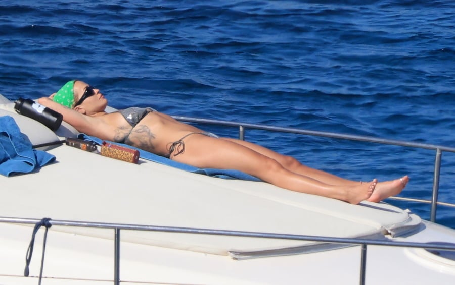 Rita Ora στη Μύκονο: Βόλτες με σκάφος και στιγμές χαλάρωσης