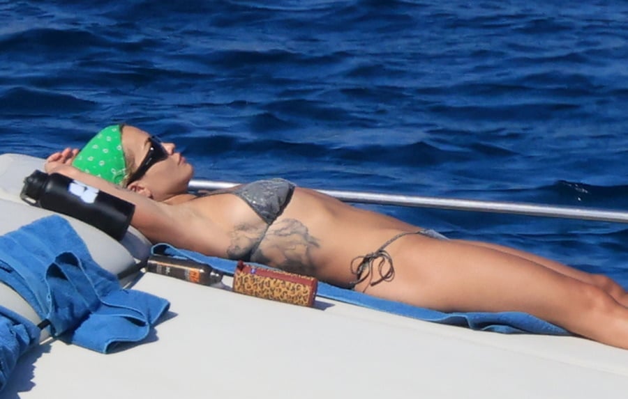 Rita Ora στη Μύκονο: Βόλτες με σκάφος και στιγμές χαλάρωσης