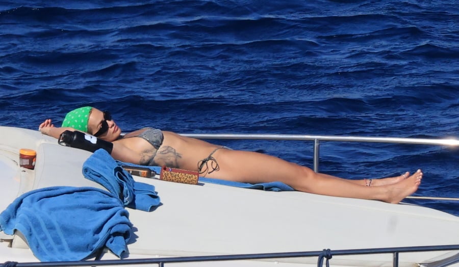 Rita Ora στη Μύκονο: Βόλτες με σκάφος και στιγμές χαλάρωσης