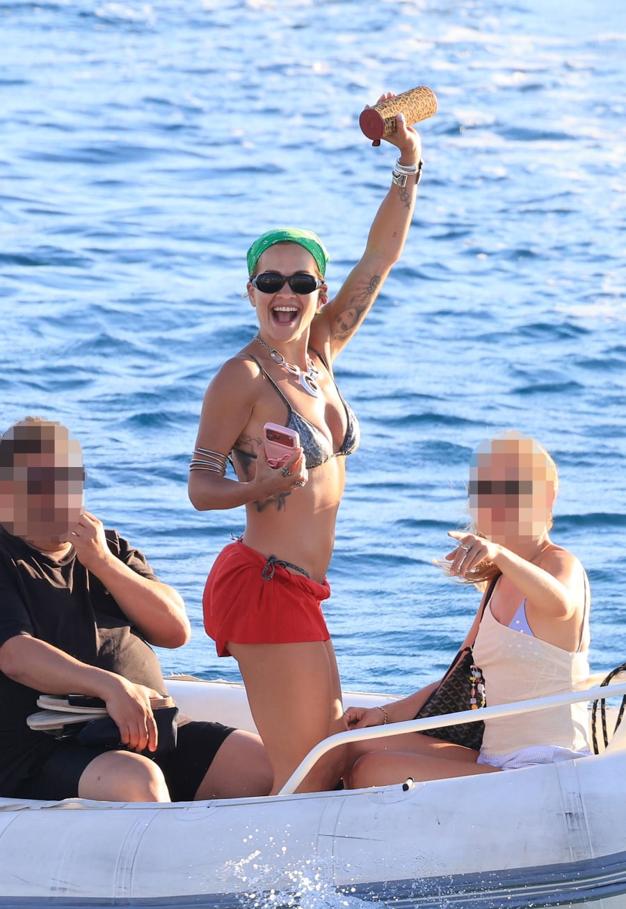 Rita Ora στη Μύκονο: Βόλτες με σκάφος και στιγμές χαλάρωσης
