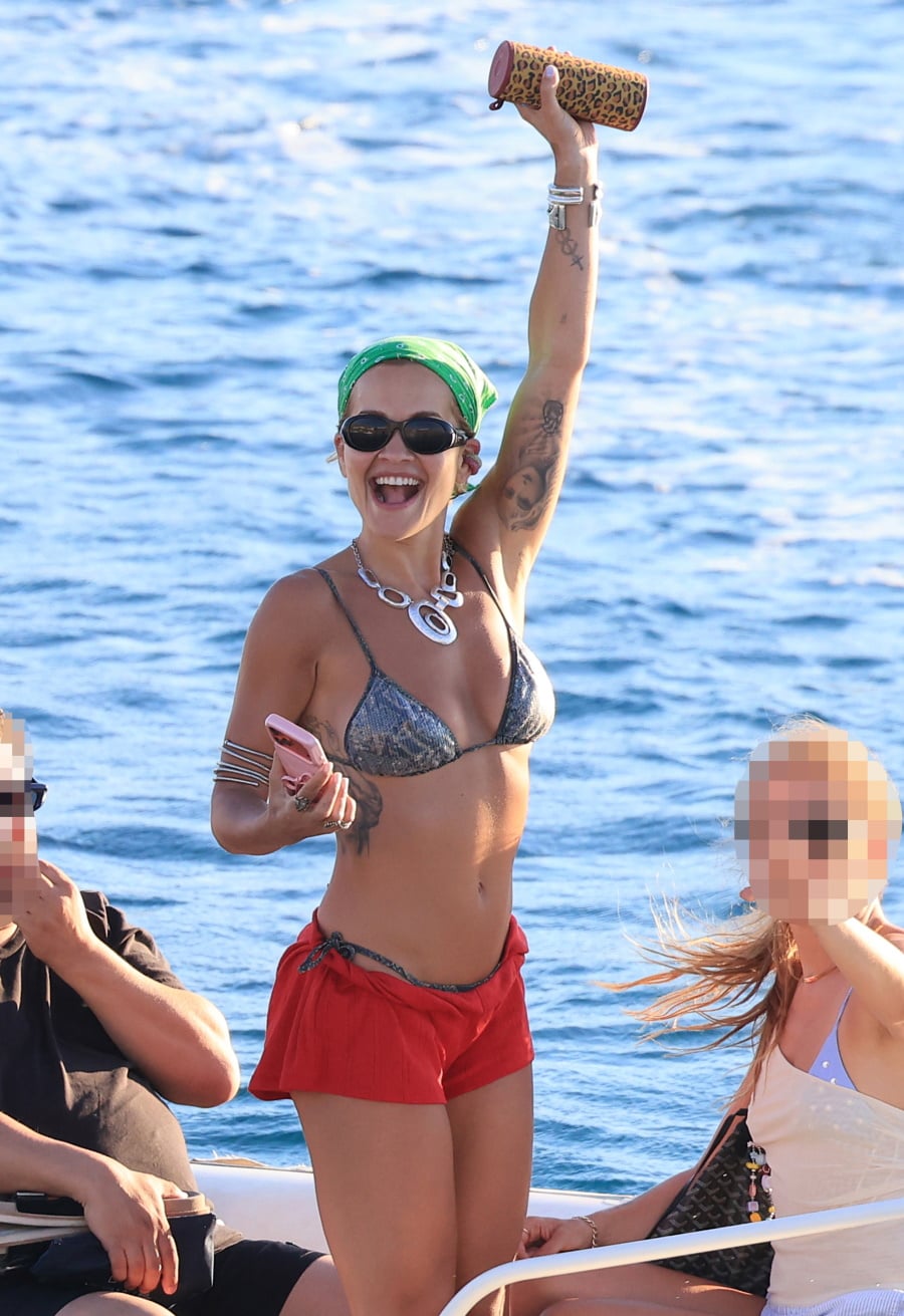 Rita Ora στη Μύκονο: Βόλτες με σκάφος και στιγμές χαλάρωσης