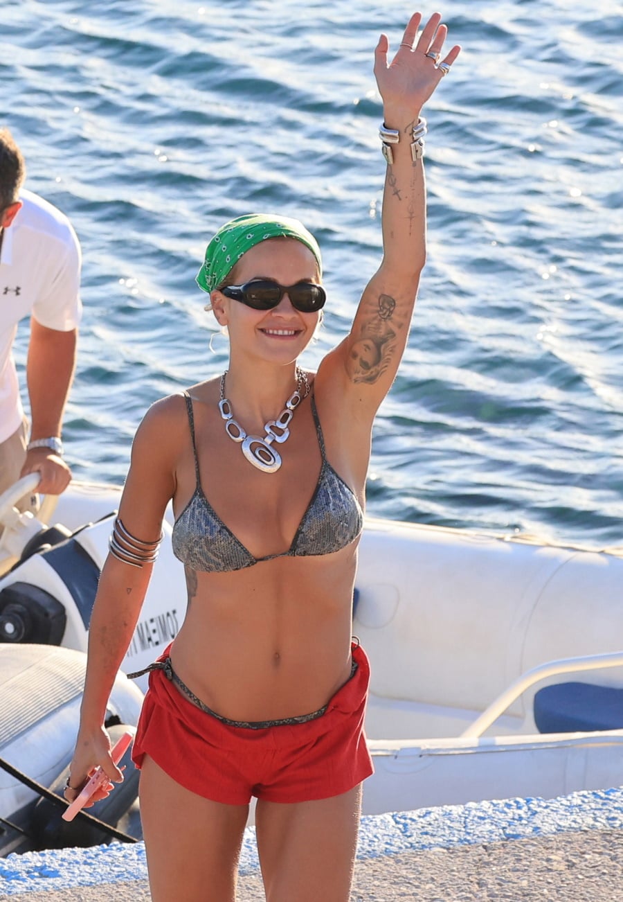 Rita Ora στη Μύκονο: Βόλτες με σκάφος και στιγμές χαλάρωσης
