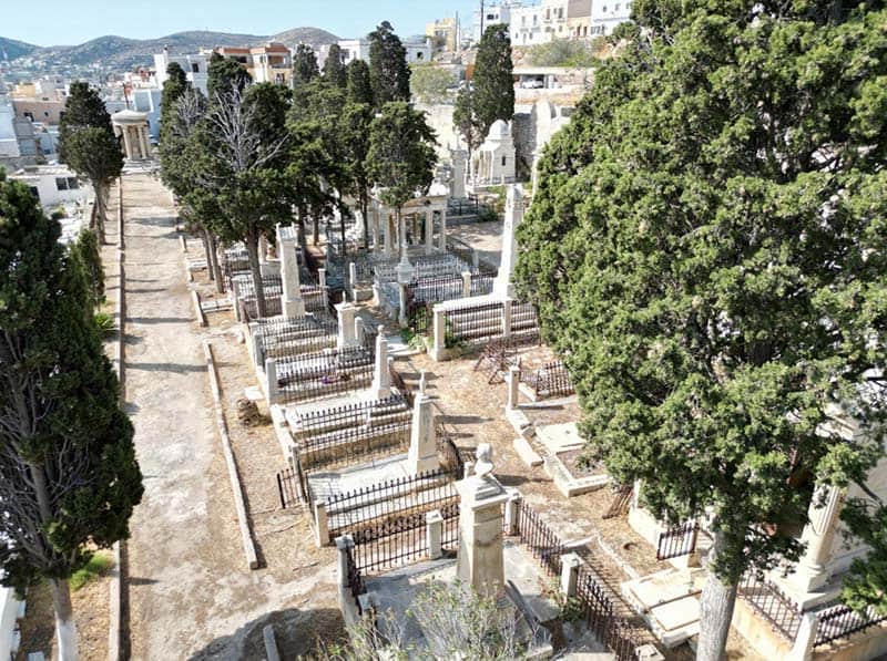 Το τελευταίο «αντίο» στη διασώστρια στη Σύρο: Σπαράζουν τα δύο ανήλικα παιδιά της και ο σύζυγος – Το κοριτσάκι με λευκά και ο γιος με…