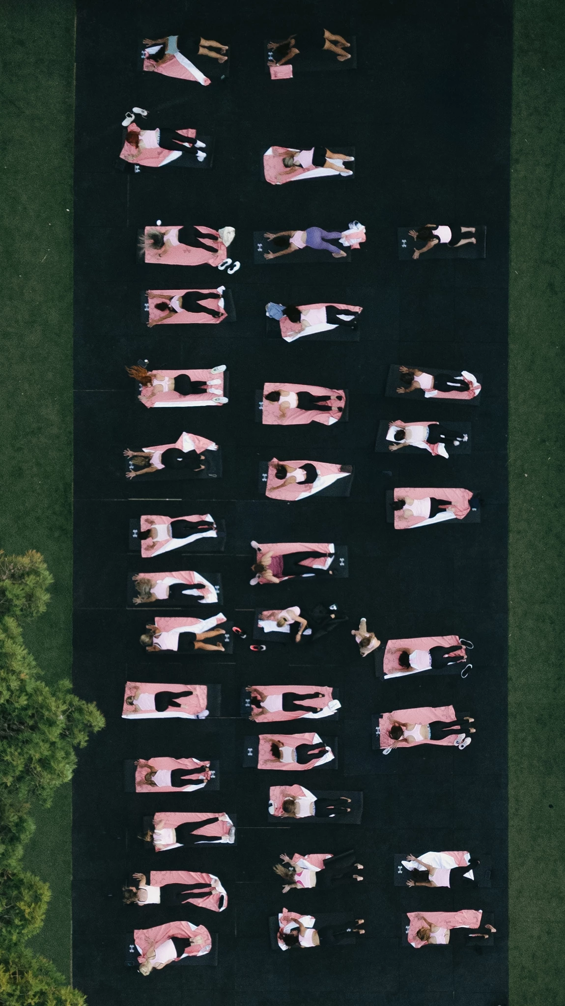 Under Armour στη Βάρκιζα: Yoga στη θάλασσα με φόντο το ηλιοβασίλεμα