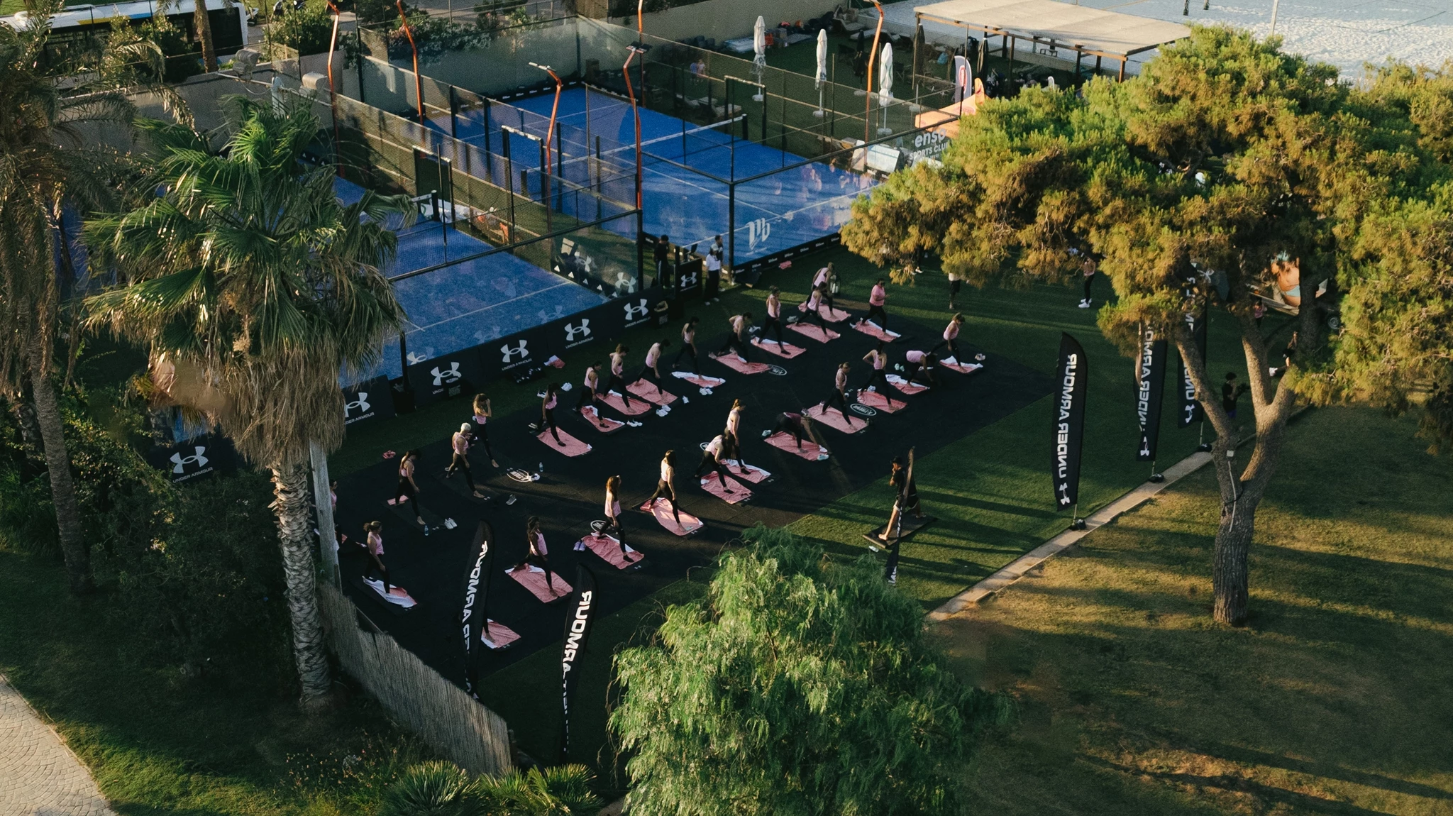 Under Armour στη Βάρκιζα: Yoga στη θάλασσα με φόντο το ηλιοβασίλεμα