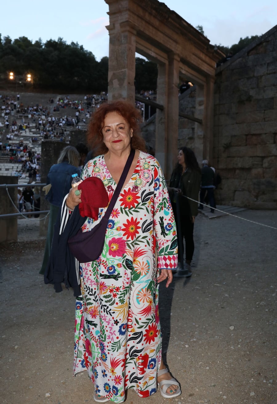 Επίδαυρος: Η παράσταση «Ειρήνη» με πλήθος κόσμου πριν τη διακοπή από τη βροχή – Φωτογραφίες