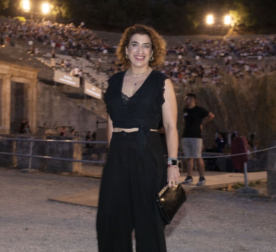 Επίδαυρος: Η παράσταση «Ειρήνη» με πλήθος κόσμου πριν τη διακοπή από τη βροχή – Φωτογραφίες