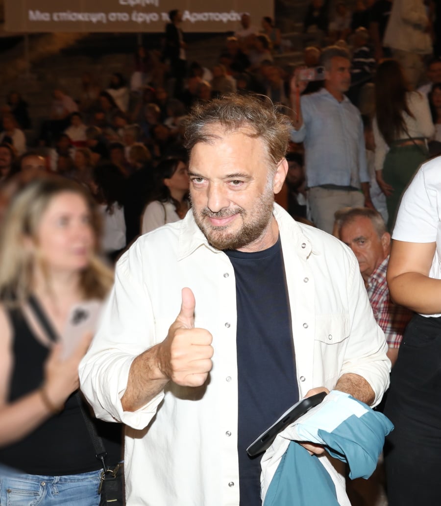 Επίδαυρος: Η παράσταση «Ειρήνη» με πλήθος κόσμου πριν τη διακοπή από τη βροχή – Φωτογραφίες
