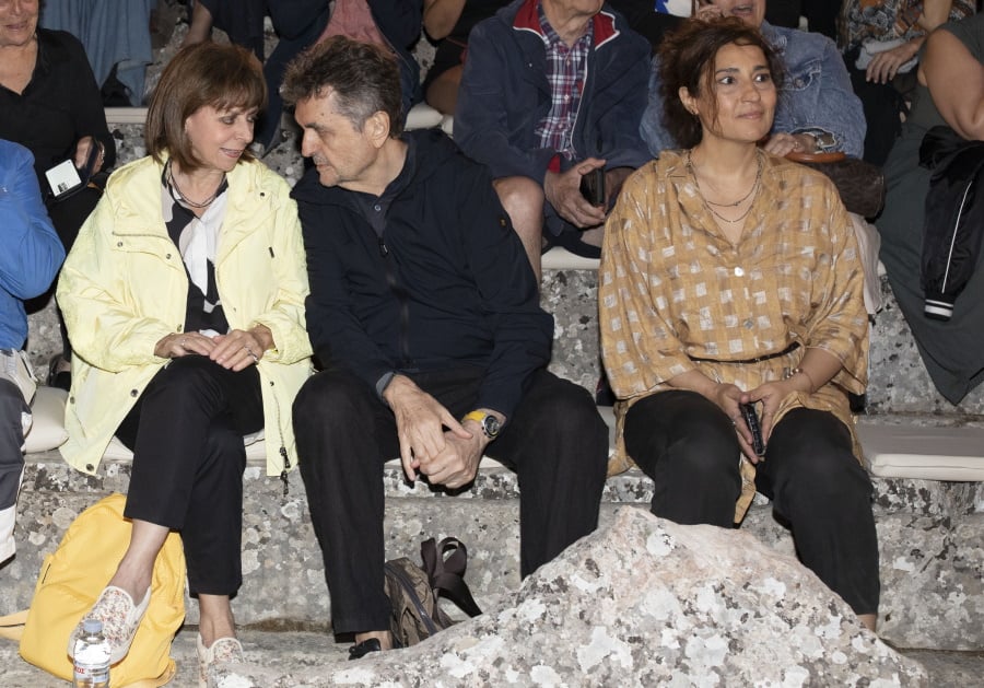 Επίδαυρος: Η παράσταση «Ειρήνη» με πλήθος κόσμου πριν τη διακοπή από τη βροχή – Φωτογραφίες