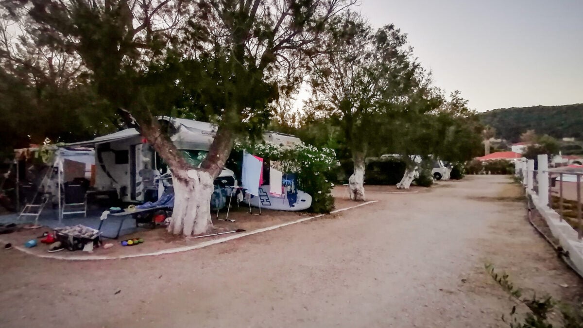 Κάμπινγκ, σκηνές, τροχόσπιτα και σχέσεις ζωής κάθε καλοκαίρι