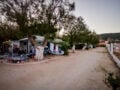 Κάμπινγκ, σκηνές, τροχόσπιτα και σχέσεις ζωής κάθε καλοκαίρι