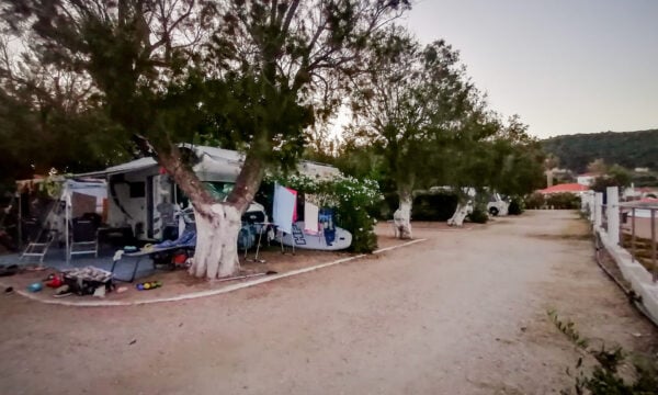 Κάμπινγκ, σκηνές, τροχόσπιτα και σχέσεις ζωής κάθε καλοκαίρι
