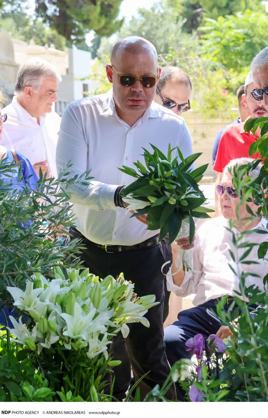 Βουγιουκλάκη: Δεν πήγε ο γιος της, Γιάννης Παπαμιχαήλ, στο μνημόσυνο – Κλαίει η Αλίκη από τον ουρανό (Ποιοι παρευρέθηκαν;)