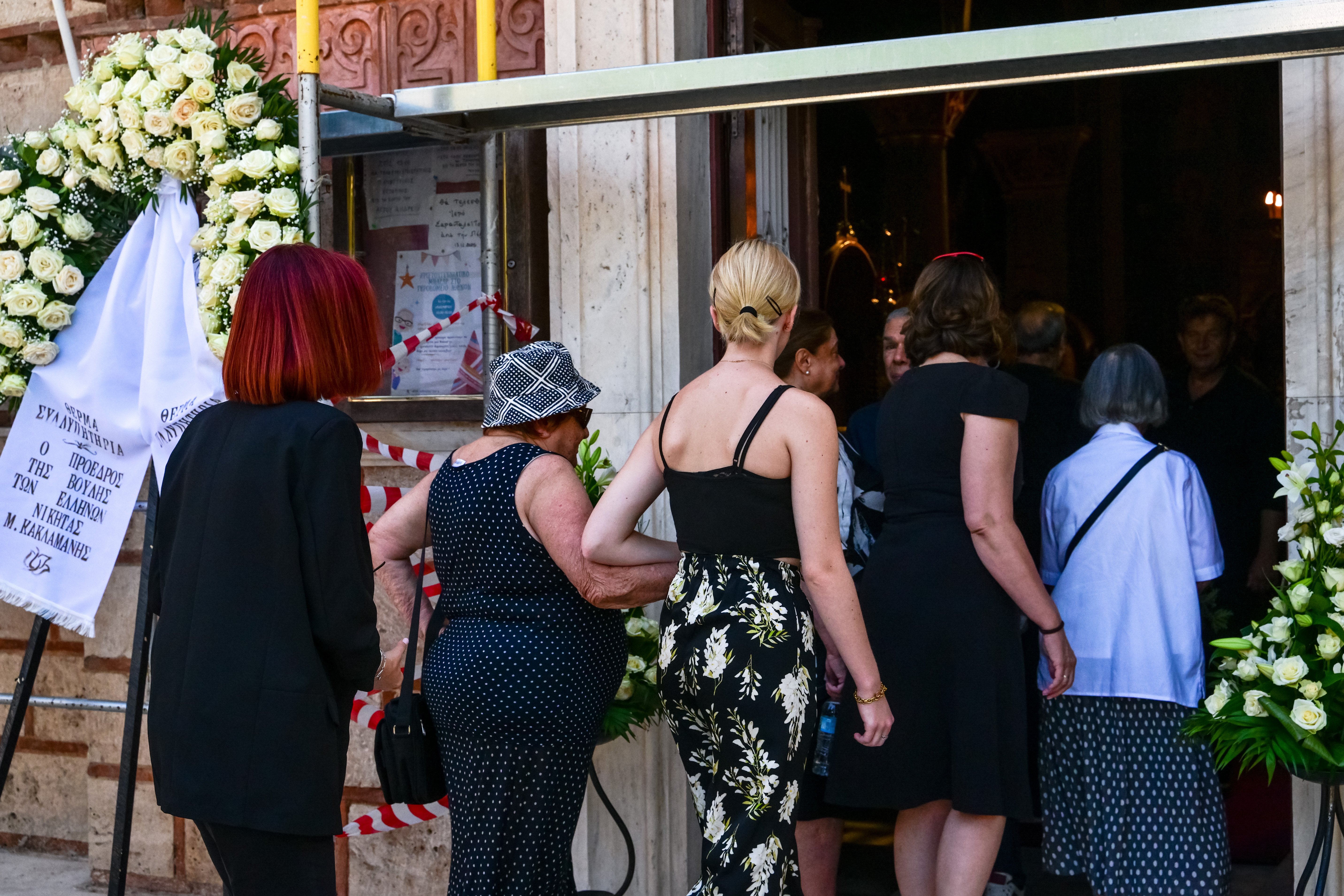 Κηδεία Μαίρης Λίντα: Η κόρη της στο τελευταίο αντίο – Οι εικόνες από το Γηροκομείο Αθηνών