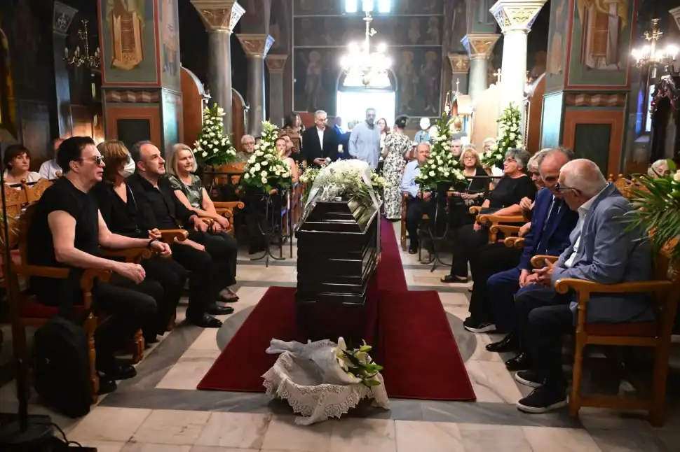 Κηδεία Μαίρης Λίντα: Το μεταφυσικό φαινόμενο την ώρα της ταφής – «Αθάνατη» φώναζε το πλήθος